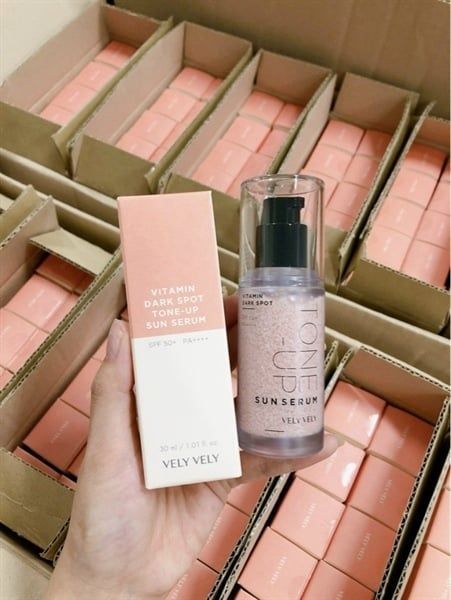 Tinh Chất Chống Nắng Nâng Tone Vely Vely Vitamin Dark Spot Tone Up Sun Serum SPF50+ PA++++ 30ml