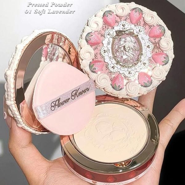 Phấn phủ nén mịn mờ lỗ chân lông Strawberry Cupid Flower Knows 01