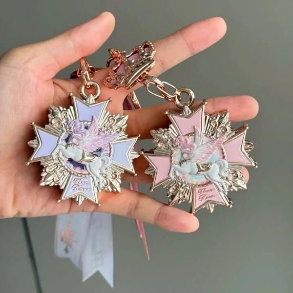 Phấn Mắt Mini ( Dạng Móc Treo) Knight Unicorn Flower Knows Kỳ Lân Ánh Sáng