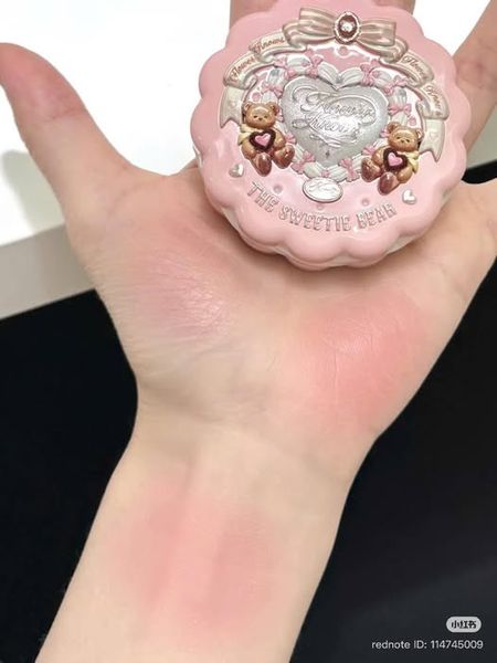 Phấn Má The Sweetie Bear Flower Knows 03 Hoa Hồng Rose: Hồng tro MLBB, dễ phối nhiều makeup look.