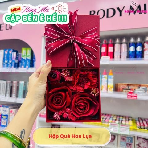 Hộp quà hoa vuông vừa