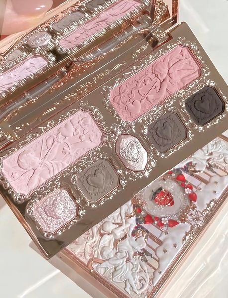 FLOWER KNOWS Strawberry Cupid Collection Make - Up Palette Bảng Mắt # 02 𝐒𝐭𝐫𝐚𝐰𝐛𝐞𝐫𝐫𝐲 𝐂𝐮𝐩𝐢𝐝 ( 𝐭𝐡𝐢𝐞̂𝐧 𝐭𝐡𝐚̂̀𝐧 𝐂𝐮𝐩𝐢𝐝 𝐯𝐚̀ 𝐪𝐮𝐚̉ 𝐝𝐚̂𝐮 𝐭𝐚̂𝐲 đ𝐚̣̆𝐜)