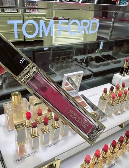 Son Bóng Tom Ford Gloss Luxe Lip 04 Exquise Màu Đỏ Đất