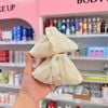 Cào tam giác ren trắng