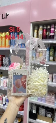Túi lịch kem1 bông hoa len