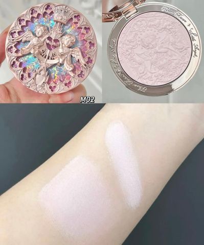 Phấn bắt sáng flower knows little angel embossed highlighter ( M02 Angel Strawberry: Ánh hồng dâu ngọt ngào, nữ tính, rạng rỡ)
