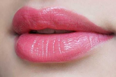 Son dưỡng ẩm sắc đỏ dâu tây Nivea Strawberry Shine 4.8g