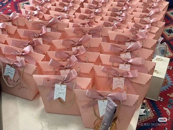 Túi Giấy Đựng Quà Kèm Nơ Thank You Very Much 17*8.5*20.5 cm #L Hồng