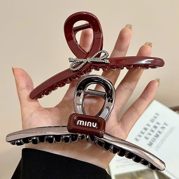 Cào T đỏ chữ minu + charm nơ