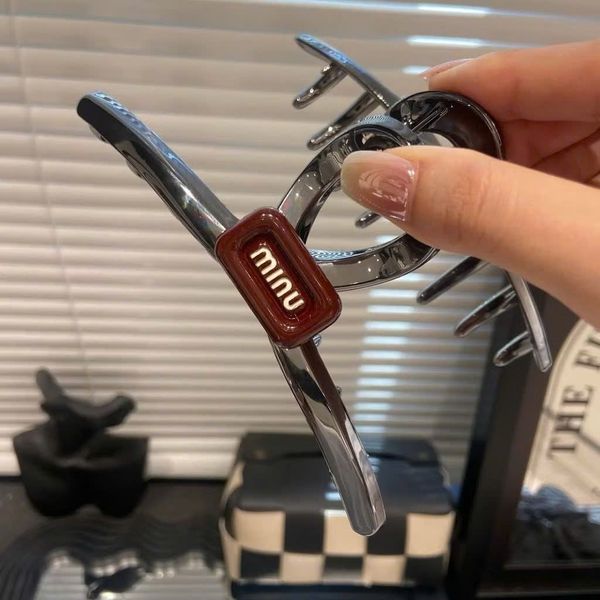 Cào T đỏ chữ minu + charm nơ