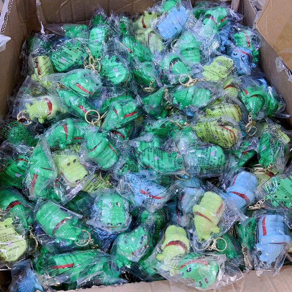 Móc khoá cá sấu khám răng