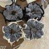 Scrunchies caro trắng đen viền bèo đính 3 nơ