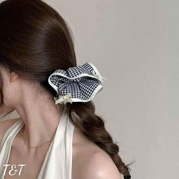 Scrunchies caro trắng đen viền bèo đính 3 nơ