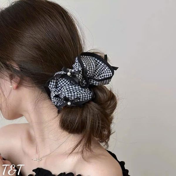Scrunchies caro trắng đen viền bèo đính 3 nơ