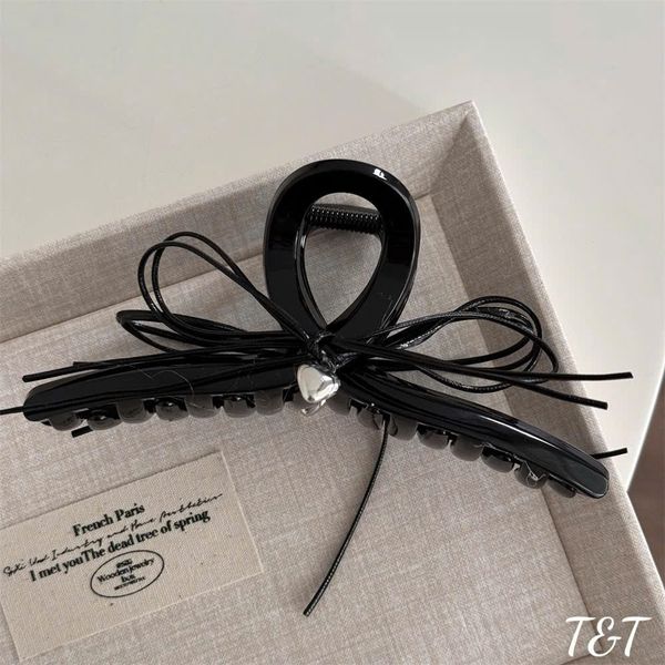 Cào thắt nơ tim đen trắng