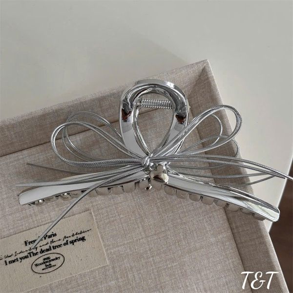 Cào thắt nơ tim đen trắng