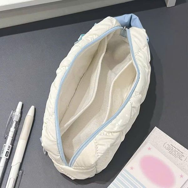 Túi đựng bút nơ chấm nền trắng