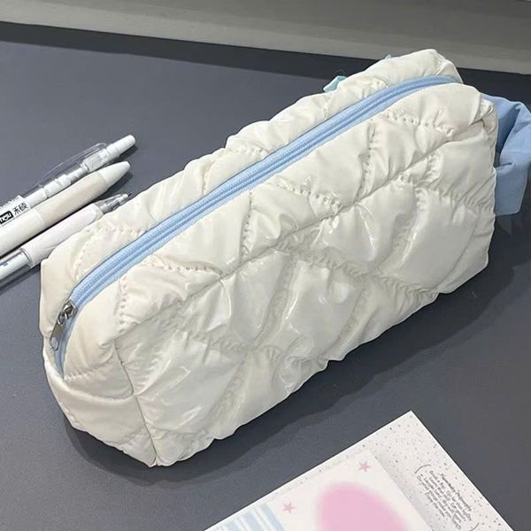 Túi đựng bút nơ chấm nền trắng