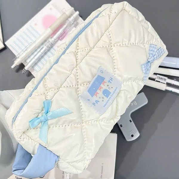 Túi đựng bút nơ chấm nền trắng