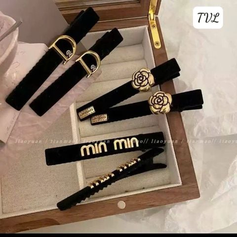 1 chiếc Kẹp nhung đính hãng