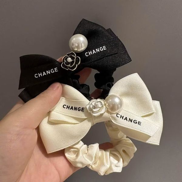 Buộc nơ hoa trà trắng đen