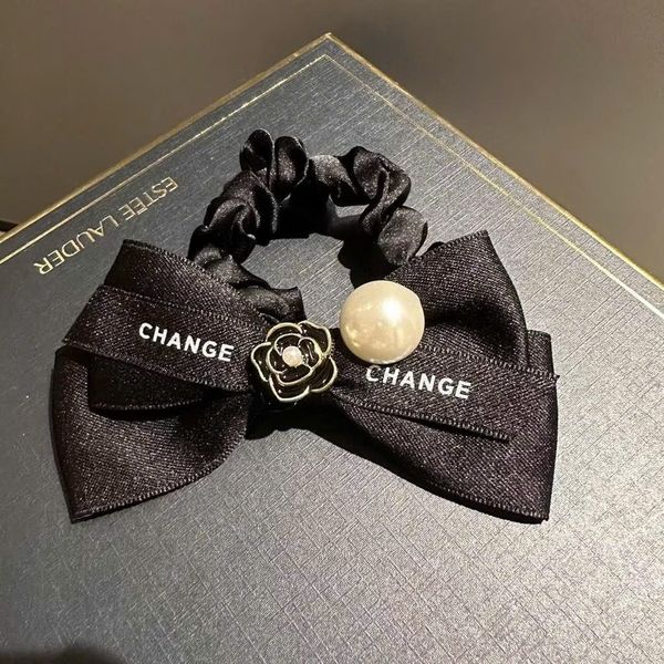 Buộc nơ hoa trà trắng đen