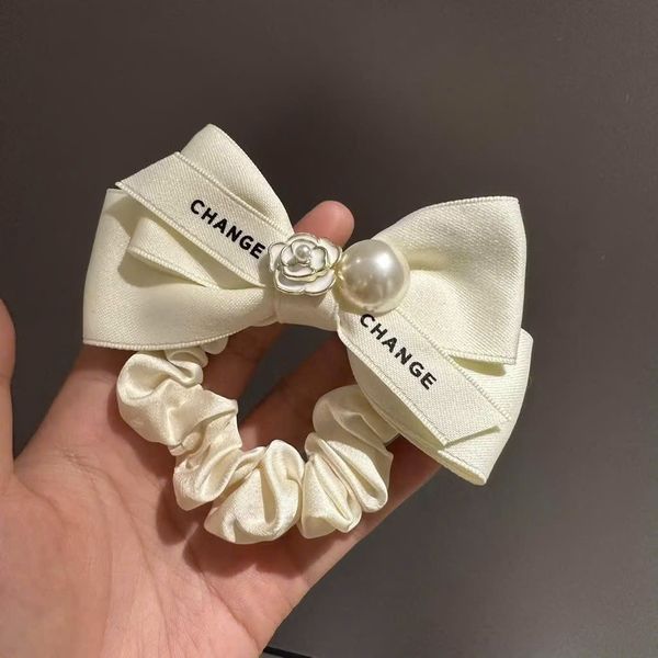 Buộc nơ hoa trà trắng đen