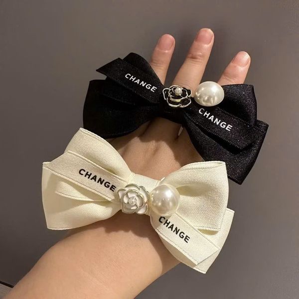 Buộc nơ hoa trà trắng đen