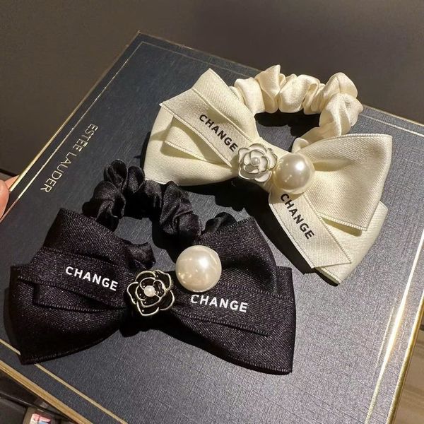 Buộc nơ hoa trà trắng đen