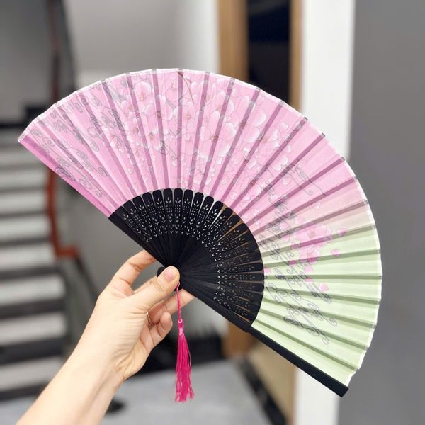 Quạt xòe có tua rua