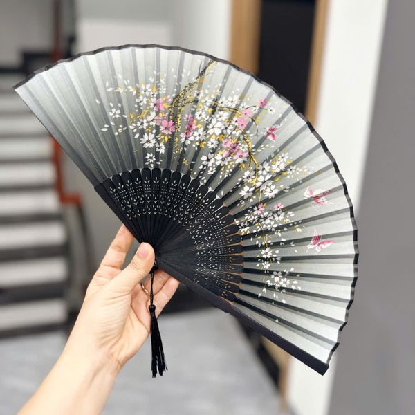 Quạt xòe có tua rua