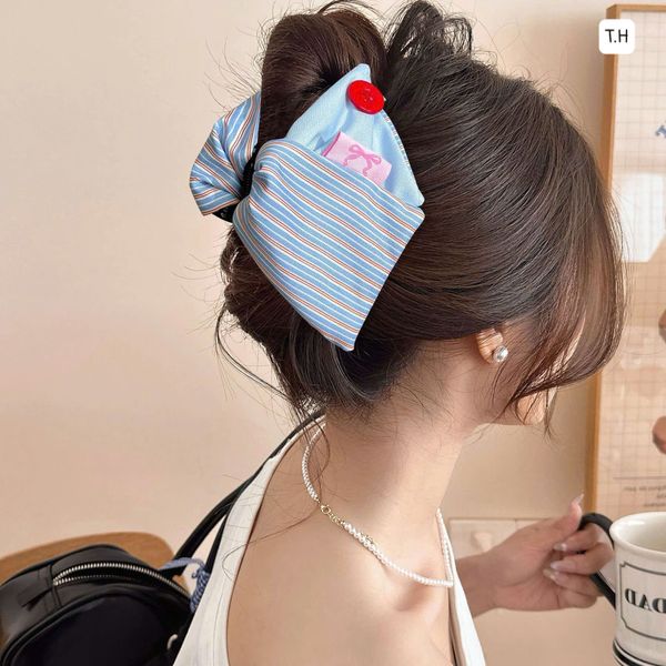 Cào vải tam giác xanh hồng đính cúc