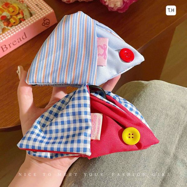 Cào vải tam giác xanh hồng đính cúc