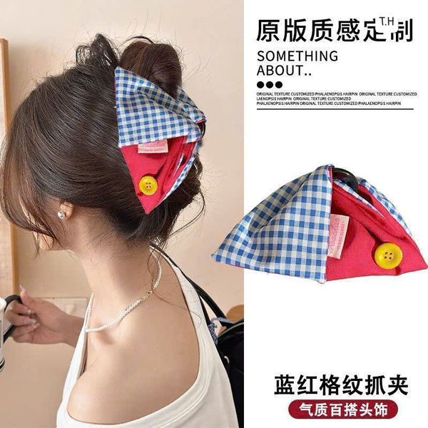 Cào vải tam giác xanh hồng đính cúc