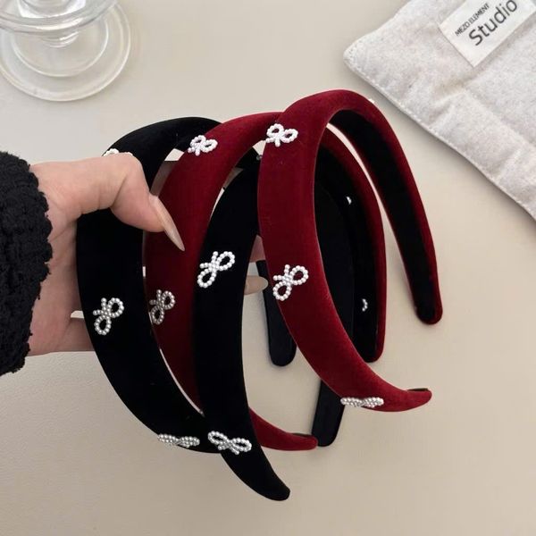 Cài xốp đỏ - đen bản lớn họa tiết nơ