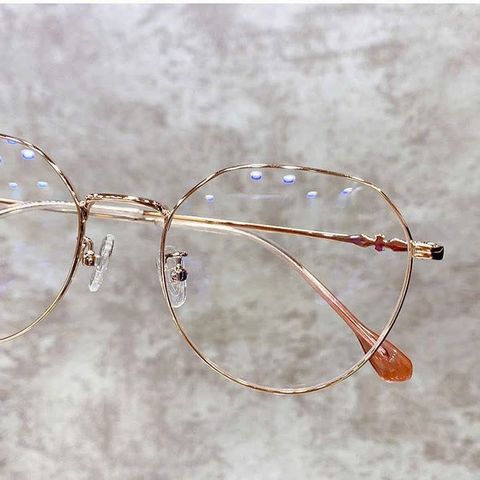 Kính gọng sắt đuôi pha màu