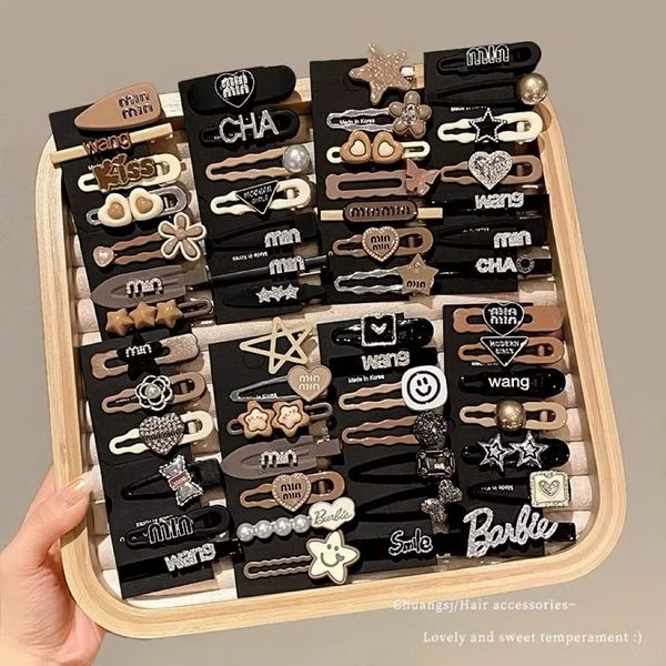 Vỉ 6-7 kẹp charm hiệu ( vỉ đen )