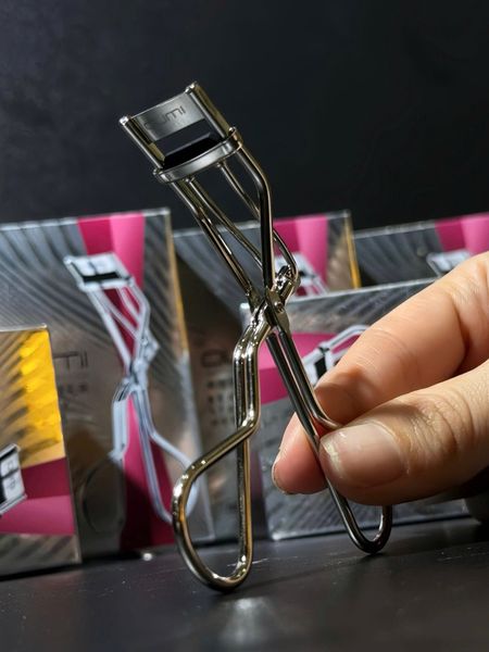 (Loại nhỏ) Kẹp mi góc, bấm góc mi OUMI NO.215