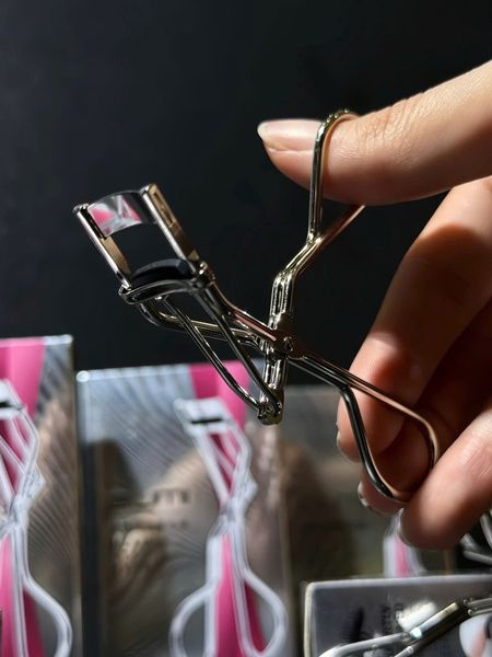 (Loại nhỏ) Kẹp mi góc, bấm góc mi OUMI NO.215