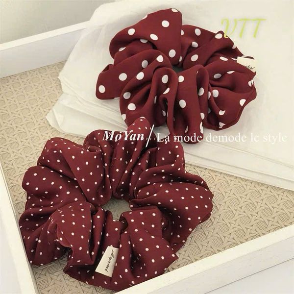 Scrunchies đỏ đô chấm bi