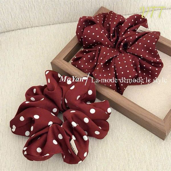 Scrunchies đỏ đô chấm bi