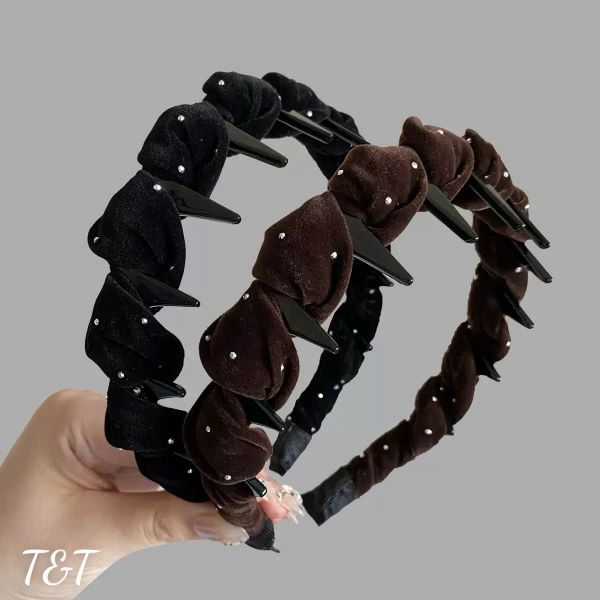 Xược nhung chấm đá