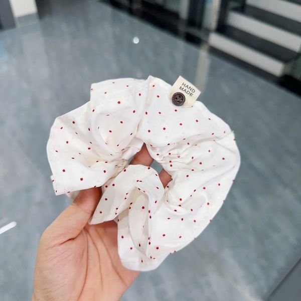 Scrunchies vải chấm bi trắng đính Cúc