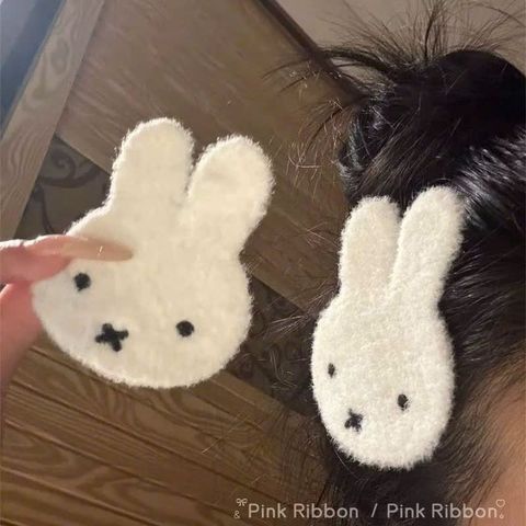 Dán mái thỏ trắng