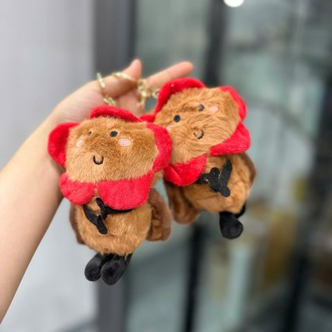 Móc khóa gián đeo hoa