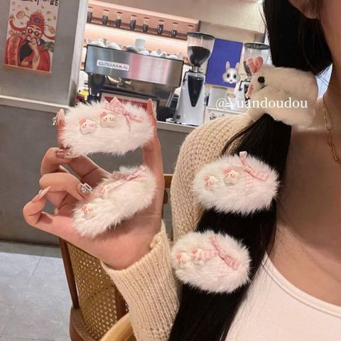 1 chiếc Kẹp mỏ vịt lông trắng đính charm nơ