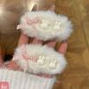 1 chiếc Kẹp mỏ vịt lông trắng đính charm nơ