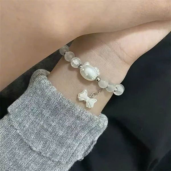 Vòng tay hạt mèo nơ trắng