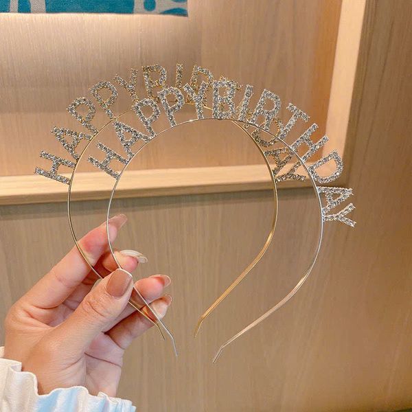 Cài sinh nhật bằng đá pha lê