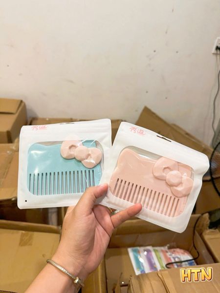 Lược nơ kitty vuông